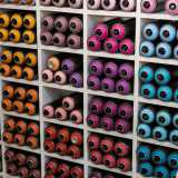 ...� qui che sono sistemati in ordine di colorazione gli spray pronti per la vendita